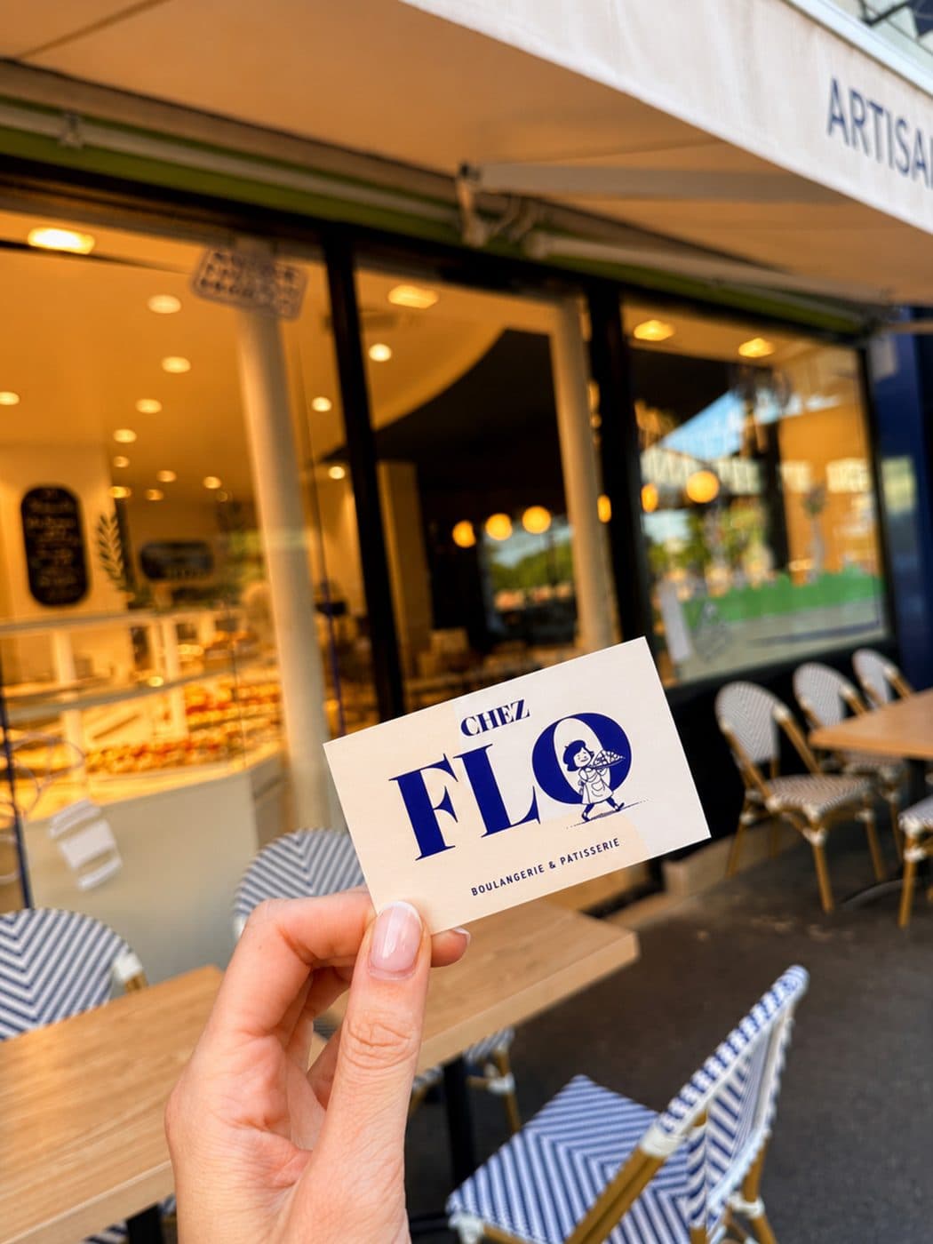 Carte de visite de la boulangerie Chez Flo en terrasse