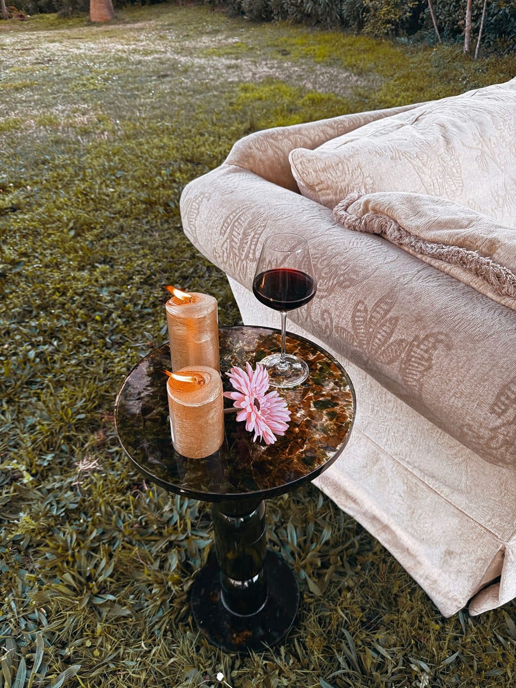 Guéridon en bouteille de vin upcyclée dans un jardin