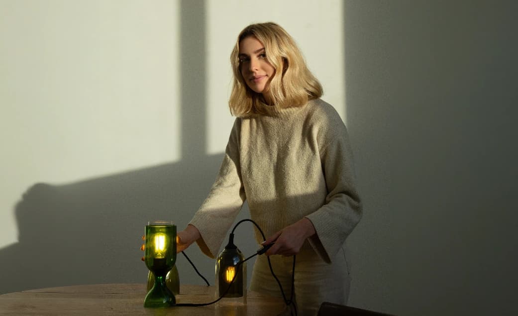 Pauline, créatrice de OH WOW, avec ses luminaires en verre recyclé